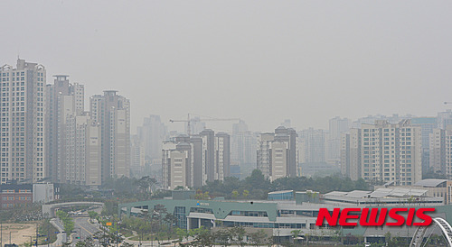 【세종=뉴시스】김기태 기자 = 세종시의 미세먼지 농도가 한때 151로 매우나쁨 수준을 보인 15일 오후 세종시 정부세종청사 주변이 뿌옇게 흐려 있다. 2015.05.15. presskt@newsis.com