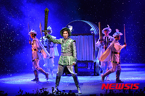 【서울=뉴시스】임태훈 기자 = 15일 오후 서울 세종대로 세종문화회관 M시어터에서 열린 뮤지컬 '마법에걸린일곱난쟁이'프레스 콜에서 배우들이 열연하고 있다. 서울시 뮤지컬단의 가족뮤지컬 '마법에걸린일곱난쟁이'는 서울시 뮤지컬단 김덕남 단장이 연출하고 뮤지컬 작곡가로 변신한 가수 송시현이 작곡 및 음악감독을 맡았다. 본 공연은 그림형제의 명작 '백설공주'를 재구성한 환타지 뮤지컬이다. 2015.05.15. taehoonlim@newsis.com