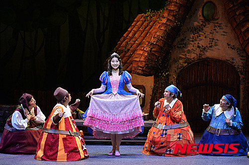 【서울=뉴시스】임태훈 기자 = 15일 오후 서울 세종대로 세종문화회관 M시어터에서 열린 뮤지컬 '마법에걸린일곱난쟁이'프레스 콜에서 배우들이 열연하고 있다. 서울시 뮤지컬단의 가족뮤지컬 '마법에걸린일곱난쟁이'는 서울시 뮤지컬단 김덕남 단장이 연출하고 뮤지컬 작곡가로 변신한 가수 송시현이 작곡 및 음악감독을 맡았다. 본 공연은 그림형제의 명작 '백설공주'를 재구성한 환타지 뮤지컬이다. 2015.05.15. taehoonlim@newsis.com