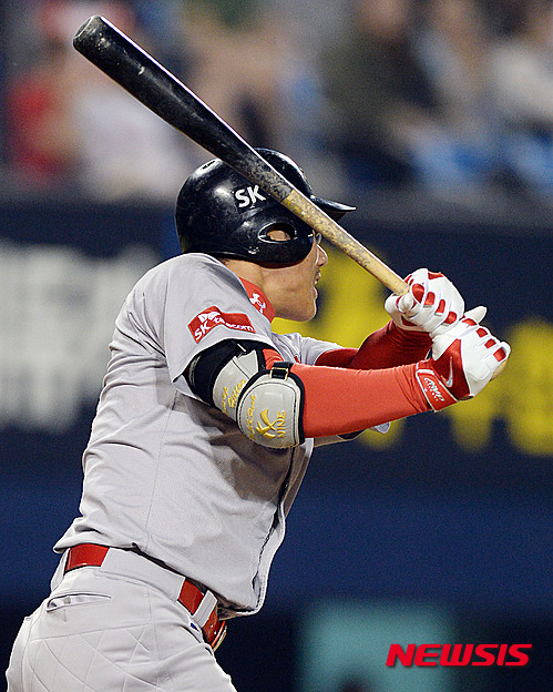 【서울=뉴시스】최동준 기자 = 15일 오후 서울 송파구 잠실야구장에서 열린 '2015 KBO리그' LG 트윈스와 SK 와이번스의 경기, SK의 5회초 2사 만루상황 6번 박정권이 2타점 적시타를 치고 있다. 2015.05.15.&nbsp; photocdj@newsis.com