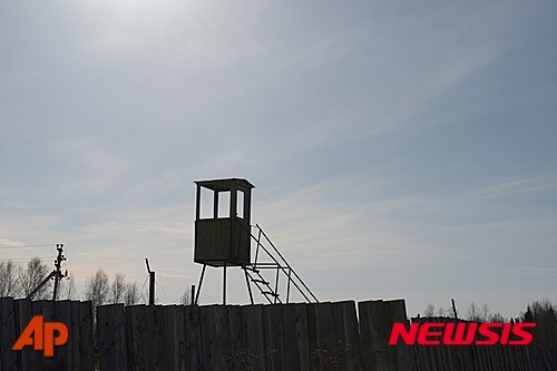 【페름=AP/뉴시스】지난 3월6일 촬영한 사진으로 러시아 페름에서 북동쪽으로 약 110㎞ 떨어진 곳에 위치한 소련 시절 강제노동수용소로 운영됐던 페름-36. 이 강제노동수용소를 박물관으로 개조해 복원한 러시아의 단체가 페름 당국의 소송에 휘말렸다. 2015.05.18 