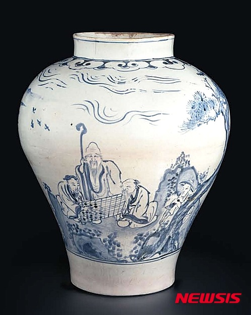 【서울=뉴시스】서울옥션 홍콩경매에 출품된 '백자청화송하인물위기문호' 05.16. (사진=서울옥션). photo@newsis.com