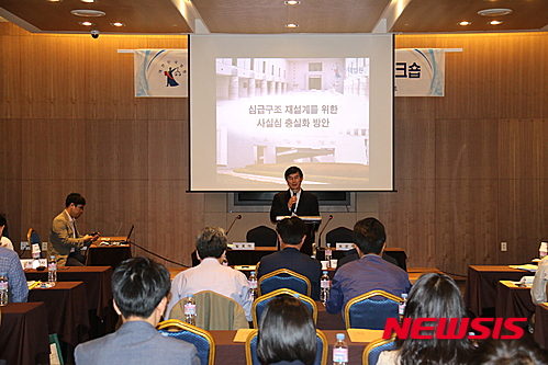 【고성(강원)=뉴시스】박혜미 기자 = 지난 15일 강원 고성군 대명 델피노리조트에서 춘천지방법원 관내 법관·재판연구원들이 참석한 워크숍이 열린 가운데 성기문 법원장이 인사말을 하고 있다. 2015.05.16. (사진=춘천지방법원 제공)&nbsp; photo@newsis.com