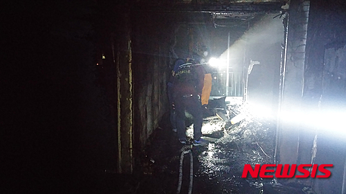 【원주=뉴시스】김경목 기자 = 강원 원주소방서 화재조사계 대원들이 18일 오전 2시18분께 강원 원주시 단구동 15층짜리 아파트 14층에서 발생한 화재 원인을 조사하고 있다.&nbsp; 이 불로 김씨의 집이 모두 불에 타 2600여만원(소방서 추산) 상당의 재산피해가 났고, 김씨가 이웃집으로 대피하다 머리와 팔 부위에 1도 화상을 입었다. 2015.05.18. (사진=원주소방서 제공)&nbsp; photo@newsis.com 