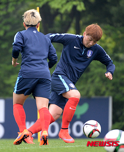 【파주=뉴시스】고범준 기자 = 2015 캐나다 여자월드컵에 출전하는 여자축구 대표팀 박은선이 19일 경기도 파주 NFC(국가대표트레이닝센터)에서 열린 공식훈련에서 볼을 차며 몸을 풀고 있다.&nbsp; 여자축구대표팀은 다음달 브라질(10일), 코스타리카(14일), 스페인(18일)과 대회 조별리그를 펼친다. 2015.05.19.&nbsp; bjko@newsis.com