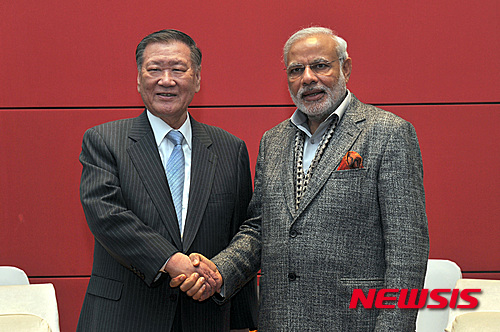 【서울=뉴시스】현대차그룹 정몽구(왼쪽) 회장이 20015년 5월 한국을 방문한 인도 나렌드라 모디(Narendra Modi) 총리를 만나 악수하고 있다. 정 회장과 모디 총리는 이날 한-인도간 자동차산업 협력 및 발전 방안에 대해 의견을 교환했다. 2015.05.19. (사진=현대차그룹 제공)&nbsp;&nbsp; photo@newsis.com