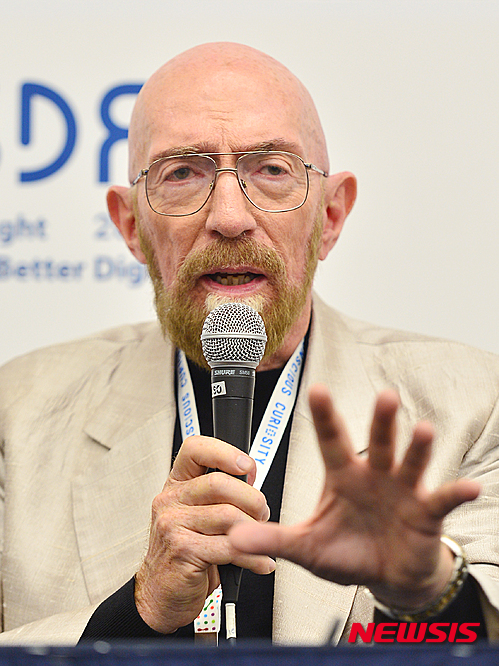 【서울=뉴시스】고승민 기자 = 이론 물리학자이자 영화 '인터스텔라'의 과학적 자문을 맡은 킵손(Kip Thorne) 박사가 20일 오전 서울 동대문디자인플라자에서 열린 서울디지털포럼 2015에 참석, 기자회견을 하고 있다. 2015.05.20. kkssmm99@newsis.com