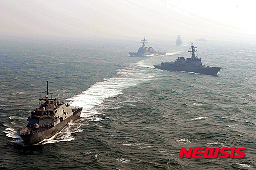 【서울=뉴시스】미·중 양국 군함이 분쟁 지역인 남중국해에서 마주친 가운데 양국이 우발적인 충돌을 방지하기 위해 합의된 통신 신호를 사용해 상황을 잘 넘겼다. 국제 해상 안보 콘퍼런스 참석차 싱가포르를 방문한 미 해군 미셸 하워드 참모차장은 19일 싱가포르에서 기자들과 만나 " 이번달부터 남중국해 스프래틀리 군도에서 해상 순찰 작전을 수행 중이던 미 연안전투함인 USS 포트워스 함이 최근 중국 함정과 맞닥뜨렸다면서 이같이 밝혔다고 블룸버그 통신 등이 전했다. 한·미 해군이 지난 3월 11일 서해상에서 독수리 훈련의 일환으로 해상기동훈련을 하고 있는 가운데 미 포트워스함 등이 운행하고 있는 모습. 2015.05.20 