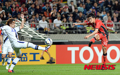 【서울=뉴시스】최동준 기자 = 20일 오후 서울 상암 월드컵경기장에서 열린 2015 AFC 챔피언스리그' 16강 1차전 FC 서울과 감바 오사카의 경기에서 서울 박용우가 슛을 시도하고 있다. 2015.05.20.&nbsp; photocdj@newsis.com