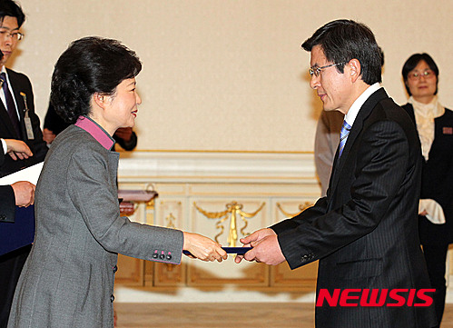 【서울=뉴시스】 박근혜 대통령이 21일 오전 이완구 전 총리의 사퇴로 공석중인 신임 국무총리에 황교안(오른쪽) 법무부 장관을 내정하고 임명장을 수여하고 있다. 2015.05.21.(사진=뉴시스 DB) photo@newsis.com