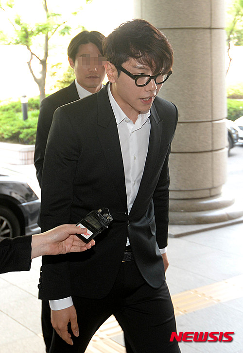 【서울=뉴시스】고범준 기자 = 가수 박효신이 강제집행면탈 혐의에 관한 2차 공판에 참석하기 위해 21일 오전 서울 마포구 서울서부지방법원으로 들어서고 있다. 강제집행면탈은 강제집행을 면할 목적으로 재산을 은닉, 손괴, 허위양도 또는 허위의 채무를 부담해 채권자를 해하는 대한민국 형법상의 죄이다. 2015.05.21. bjko@newsis.com