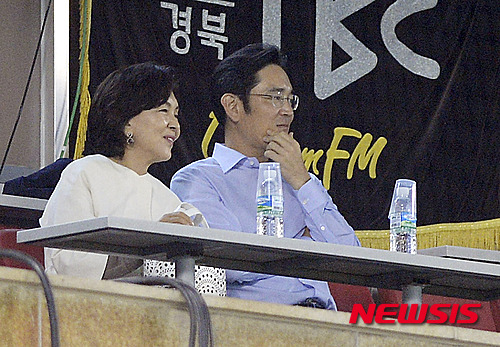 【서울=뉴시스】최동준 기자 = 21일 오후 서울 송파구 잠실야구장에서 열린 '2015 KBO리그' 두산 베어스와 삼성 라이온즈의 경기를 찾은 이재용 삼성전자 부회장과 홍라희 여사가 경기 관람을 하고 있다. 2015.05.21.&nbsp; photocdj@newsis.com