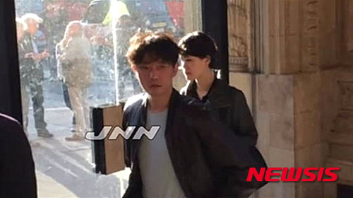 【서울=뉴시스】장세영 기자 = 북한 김정은 노동당 제1비서의 친형 김정철(34)이 영국의 한 콘서트장에서 포착됐다고 일본 민방 TBS가 21일 보도했다.&nbsp;&nbsp;&nbsp; 2012년 12월 김정은 체제가 시작된 이후로 김정철의 동향이 밝혀진 것은 이번이 처음이다. 보도에 따르면 김정철은 20일 영국 런던에서 열린 기타리스트 에릭 클랩튼의 콘서트를 찾았다. 김정철은 T셔츠에 가죽 점퍼 차림이었으며, 여자친구로 보이는 젊은 여성과 동행했다고 TBS는 전했다. 2015.05.22. (사진=일본 민방 TBS 캡쳐)&nbsp;&nbsp;&nbsp;&nbsp; photo@newsis.com