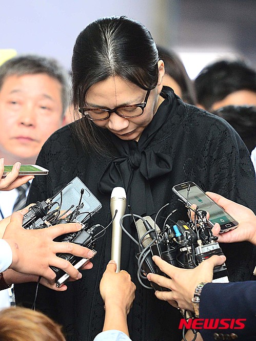 【서울=뉴시스】김진아 기자 = '땅콩회항' 사건으로 항소심에서 징역 10월에 집행유예 2년을 선고받고 석방된 조현아 전 대한항공 부사장이 22일 서울 서초동 서울중앙지법에서 나오고 있다.&nbsp; 서울고등법원 형사6부는 항소심에서 항공보안법상 항공기항로변경 혐의로 기소된 조현아 전 부사장의 혐의를 인정하지 않고 집행유예를 선고했다.2015.05.22.&nbsp; bluesoda@newsis.com