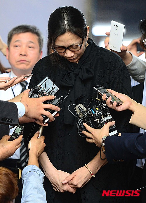 【서울=뉴시스】김진아 기자 = '땅콩회항' 사건으로 항소심에서 징역 10월에 집행유예 2년을 선고받고 석방된 조현아 전 대한항공 부사장이 22일 서울 서초동 서울중앙지법에서 나오고 있다. 서울고등법원 형사6부는 항소심에서 항공보안법상 항공기항로변경 혐의로 기소된 조현아 전 부사장의 혐의를 인정하지 않고 집행유예를 선고했다.2015.05.22. bluesoda@newsis.com