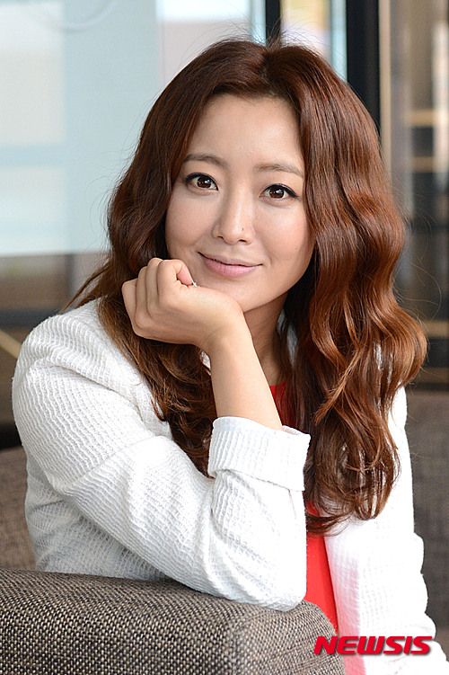 【서울=뉴시스】임태훈 기자 = 드라마 '앵그리맘'에서 조강자 역을 연기했던 배우 김희선이 22일 오후 서울 강남구 신사동 한 카페에서 뉴시스와 인터뷰에 앞서 포즈를 취하고 있다. 2015.05.22. taehoonlim@newsis.com 