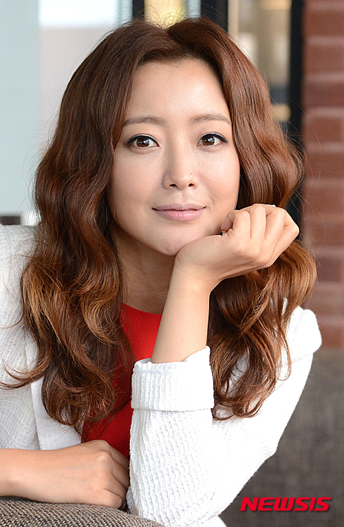 【서울=뉴시스】임태훈 기자 = 드라마 '앵그리맘'에서 조강자 역을 연기했던 배우 김희선이 22일 오후 서울 강남구 신사동 한 카페에서 뉴시스와 인터뷰에 앞서 포즈를 취하고 있다. 2015.05.22. taehoonlim@newsis.com 