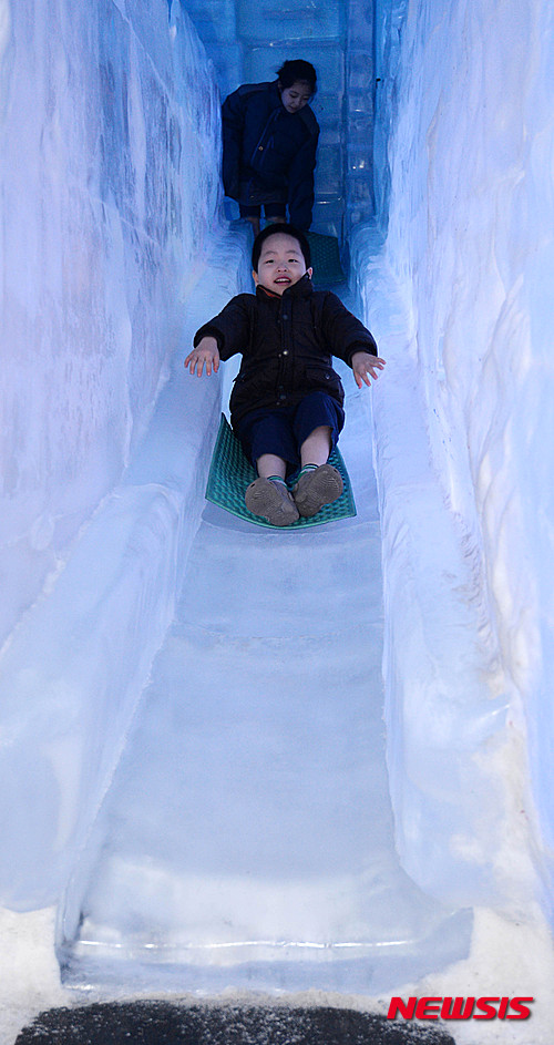 【서울=뉴시스】고범준 기자 = 전국적으로 여름 더위가 기승을 부리고 있는 24일 오후 서울 종로구 아이스갤러리를 찾은 어린이들이 더위를 잊고 즐거운 시간을 보내고 있다. 2015.05.24.&nbsp; bjko@newsis.com