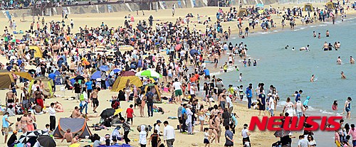 【부산=뉴시스】 하경민 기자= 전국에 여름 더위가 덮친 24일 오후 부산 해운대해수욕장에 때이른 피서 인파가 몰려 북적이고 있다. 2015.05.24.&nbsp;&nbsp; yulnetphoto@newsis.com 