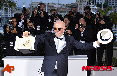 【칸(프랑스)=AP/뉴시스】24일 프랑스 칸에서 열린 칸 국제영화제에서 '디판'으로 황금종려상을 받은 프랑스 감독 자크 오디아르가 상패를 보여주고 있다. 이 영화는 스리랑카 난민들의 정착 과정을 그린 작품이다. 2015.5.25