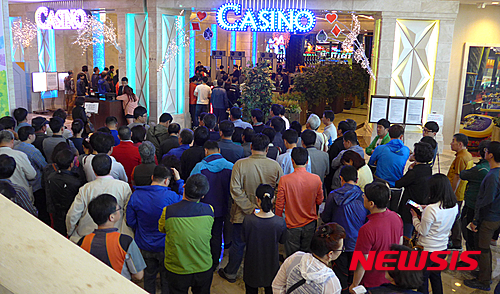 【정선=뉴시스】홍춘봉 기자 = 황금연휴 마지막 날인 25일 국내 유일 강원랜드 카지노를 찾은 관광객들이 인산인해를 이룬 가운데 카지노 입구에서 입장순서를 기다리고 있다.&nbsp; 지난 23일과 24일 1만2000여명과 1만5000여명이 입장한 강원랜드 카지노는 연휴 마지막 날이 이날에도 1만2000여명의 관광객이 입장할 것으로 전망되고 있다. 2015.05.25.&nbsp;&nbsp;&nbsp;&nbsp;&nbsp;&nbsp; casinohong@newsis.com