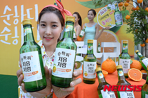 【서울=뉴시스】이종철 기자 = 25일 오전 서울 종로구 일민미술관 앞에서 모델들이 롯데주류 '순하리 처음처럼' 누적판매량 천 만병 판매 돌파와 수도권 판매 확대를 알리고 있다.&nbsp; 순하리 처음처럼은 천연 유자 과즙과 유자향을 함유한 소주베이스 칵테일로 새콤달콤한 맛이 일품이며 목넘김이 부드럽다. 부산·경남 지역을 강타한 순하리 처음처럼은 소비자들의 인기에 힘입어 서울 및 전국 시장 공략에 본격적으로 나선다.&nbsp; 2015.05.25&nbsp; jc4321@newsis.com 