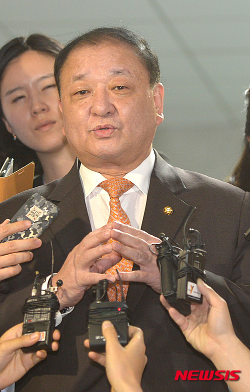 【서울=뉴시스】전진환 기자 = 공갈 사퇴 발언으로 당 윤리심판원에 제소된 새정치민주연합 정청래 최고위원의 징계 여부 결정을 앞둔 26일 오후 서울 여의도 국회의원회관 209호실 앞에서 위원장인 강창일 의원이 기자들의 질문에 답하고 있다. 2015.05.26.&nbsp; amin2@newsis.com 