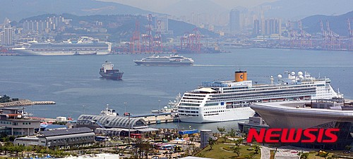 【부산=뉴시스】 하경민 기자= 부산항에 호화 크루즈선 3척이 동시에 입항했다.&nbsp; 27일 관광객 2400여 명을 태운 미국의 호화 크루즈선 다이아몬드 프린세스호(11만5875t·사진 위)가 부산 남구 감만부두 컨테이너 터미널에, 이탈리아의 코스타 빅토리아호(7만5166t·사진 아래)가 승객 1700여 명을 태우고 영도구 국제여객선터미널에 정박 중인 가운데 프랑스의 소형 크루즈선 로스트랄호(1만994t·가운데)가 관광객 180여 명을 태우고 올 7월 문을 여는 부산항국제여객터미널에 입항하고 있다.&nbsp; 부산항에 크루즈선 3척이 동시에 입항한 것은 지난해 6월 2일에 이어 두번째이다. 2015.05.27.&nbsp;&nbsp; yulnetphoto@newsis.com 