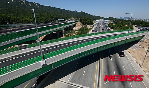 【서울=뉴시스】김진아 기자 = 국토교통부는 의정부시 서부순환로에서 서울외곽순환고속도로로 연결되는 ‘호원나들목(IC)’을 오는 28일 오후 10시 개통한다고 밝혔다. 이번 개통으로 의정부나들목에 집중됐던 차량이 분산돼 서울외곽도로 의정부나들목 구간과 의정부시에서 고속도로로 접근하는 서부순환로, 동일로의 교통정체가 완화될 전망이다. 사진은 27일 ‘호원나들목(IC)’. 2015.05.27. bluesoda@newsis.com