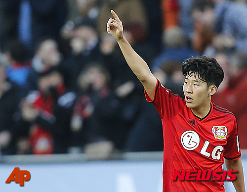 【레버쿠젠(독일)=AP/뉴시스】독일 프로축구 분데스리가 레버쿠젠의 손흥민(23)이 지난 2월14일(한국시간) 독일 레버쿠젠의 바이 아레나에서 열린 볼프스부르크와의 2014~2015 분데스리가 21라운드 홈경기에서 후반 22분 해트트릭을 달성한 뒤 세러모니를 하고 있다. 2015.05.27.