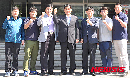 【정선=뉴시스】홍춘봉 기자 = 강원 정선경찰서 수사과 형사팀이 27일 강원청에서 실시한 강원청 2급지 경찰서 중 4월 베스트 형사팀 1위에 선정된 것에 기념해 정경덕 서장과 형사팀이기념포즈를 취하고 있다. 2015.05.27. (사진=정선경찰서 제공)&nbsp; photo@newsis.com