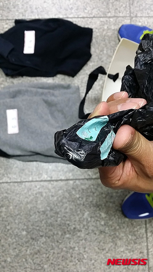 【의정부=뉴시스】이종구 기자 = 경기지방경찰청 제2청 생활안전과 지하철경찰대는 소형 카메라를 쇼핑백 등에 숨겨 여성들의 치마 속을 몰래 촬영한 심모(24)씨를 성폭력특별법 위반 혐의로 불구속 입건했다고 28일 밝혔다. 사진은 검은 비닐봉지에 숨긴 초소형 카메라. 2015.05.28. (사진=경기경찰청 제2청 제공)&nbsp; leejg@newsis.com 