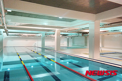 【서울=뉴시스】<부천 아이파크 단지 내 수영장>