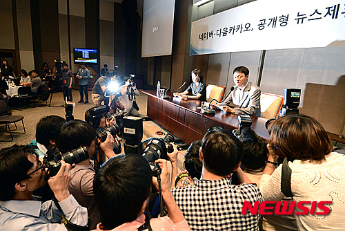 【서울=뉴시스】홍찬선 기자 = 임선영 다음카카오 이사와 유봉석(오른) 네이버 이사가 28일 오전 서울 중구 태평로 프레스센터에서 열린 네이버-다음카카오 공개형 뉴스제휴평가위원회 설명회에서 취재진의 질문에 답하고 있다. 2015.05.28.&nbsp; mania@newsis.com 