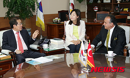 【창원=뉴시스】강경국 기자 = 터키 앙카라주 슐레이만 휴렘 악소이(Suleyman Hurrem AKSOY) 부지사 등 실무대표단 4명이 28일 홍준표 경남도지사와 면담을 갖고 있다. 2015.05.28. (사진=경남도 제공) kgkang@newsis.com