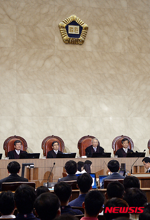 【서울=뉴시스】장세영 기자 = 양승태(왼족에서 세번째) 대법원장이 28일 오후 대법정에서 열리는 '발레오전장 노조 사건'에 관한 전원합의체 공개변론에서 모두발언을 하고 있다.&nbsp; 대법원은 노동조합 조직변경과 관련된 분쟁의 공정하고 투명한 해결방법을 찾고자 대리인의 변론, 전문가의 의견진술, 재판부와의 문답 등 변론 전 과정을 공개하기로 했다. 2015.05.28.&nbsp; photothink@newsis.com 