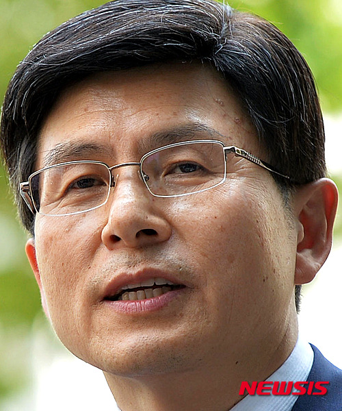 【서울=뉴시스】임태훈 기자 = 황교안 국무총리 후보자가 28일 오후 서울 종로구 통의동 금융감독원 연수원으로 취재진의 질문에 답변하고 있다. 2015.05.28. taehoonlim@newsis.com