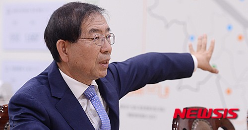 【서울=뉴시스】김인철 기자 = 박원순 서울시장이 28일 오후 서울시청 시장 집무실에서 뉴시스와 인터뷰를 하고 있다. 2015.05.28.&nbsp; yatoya@newsis.com