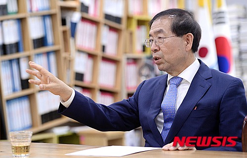 【서울=뉴시스】김인철 기자 = 박원순 서울시장이 28일 오후 서울시청 시장 집무실에서 뉴시스와 인터뷰를 하고 있다. 2015.05.28.&nbsp; yatoya@newsis.com
