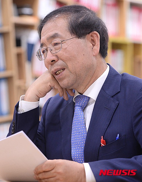 【서울=뉴시스】김인철 기자 = 박원순 서울시장이 28일 오후 서울시청 시장 집무실에서 뉴시스와 인터뷰를 하고 있다. 2015.05.28.&nbsp; yatoya@newsis.com
