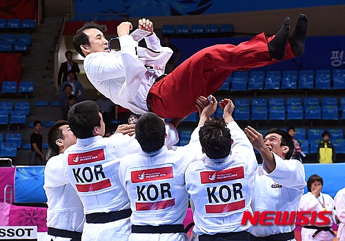 【서울=뉴시스】2014 인천아시안게임 유도 여자 단체전 결승전 경기에서 금메달을 획득한 선수들이 조인철 감독을 헹가래하고 있는 모습. 2014.09.23.&nbsp; photo@newsis.com