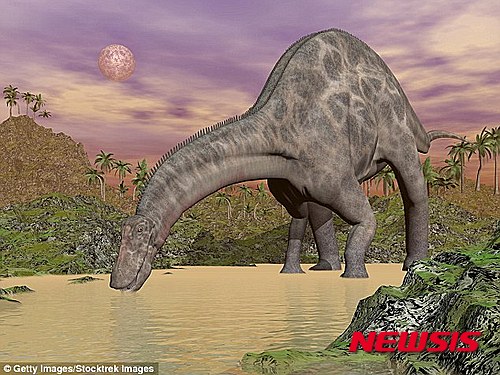 【서울=뉴시스】우리가 현재 마시는 물은 이미 공룡이 마시고 배설했던 물이라고 영국 데일리 메일은이 28일(현지시간) 보도했다. 2015.05.29. (사진출처: 영국 데일리 메일)