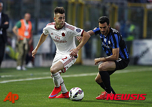 AC Milan's Stephan El Shaarawy, left, vies for the ball with Atalanta's Davide Zappacosta during a Serie A soccer match in Bergamo, Italy, Saturday, May 30, 2015. (AP Photo/Felice Calabro')