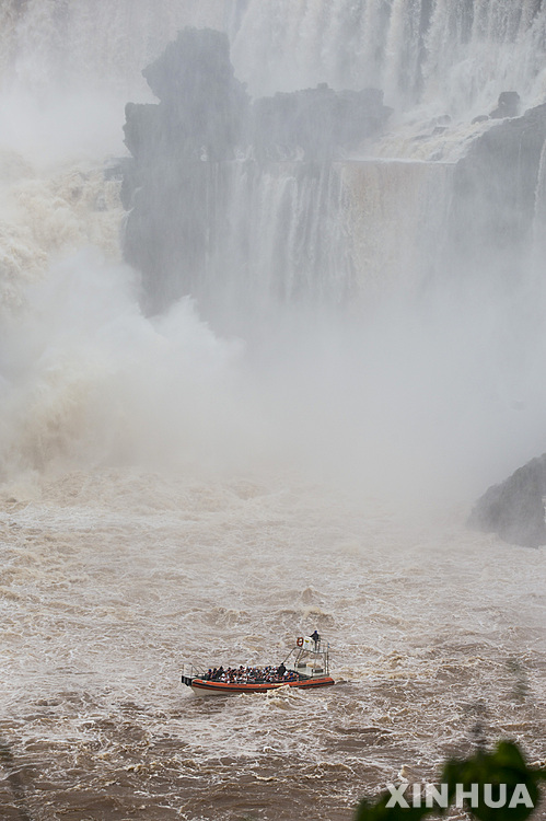 "동전 던지지 마세요"…이구아수 폭포에 쌓인 동전 120㎏ 넘어