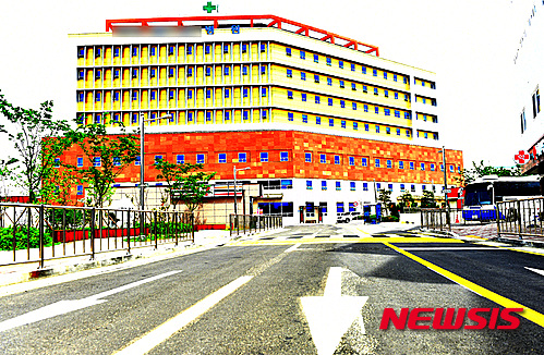 【수원=뉴시스】강종민 기자 = 다수의 중동호흡기증후군(MERS·메르스) 환자가 발생한 한 병원이 입원 중인 환자를 퇴실 조치하고 휴진에 들어간 가운데 31일 오후 출입하는 차량이나 인적이 없어 썰렁한 모습을 보이고 있다. 이 병원은 다음달 10일까지 휴진할 예정이다. 2015.05.31 ppkjm@newsis.com