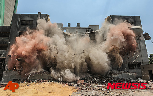 【카이로=AP/뉴시스】지난달 31일(현지시간) 이집트 당국이 호스니 무바라크 정권 당시 집권당이었던 국민민주당(NDP) 당사를 철거했다. 카이로 타흐리르 광장 부근에 있는 NDP 당사는 무바라크 전 대통령이 축출됐던 2011년 '아랍의 봄' 민주화 시위 때 불에 탔다. 2015.06.01 