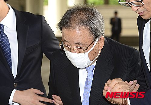 【서울=뉴시스】최진석 기자 = 기업비리 혐의 등으로 기소된 조석래 효성그룹 회장이 1일 오후 서울 서초구 서울중앙지법에서 열린 24차 공판에 출석하고 있다. 2015.06.01. myjs@newsis.com