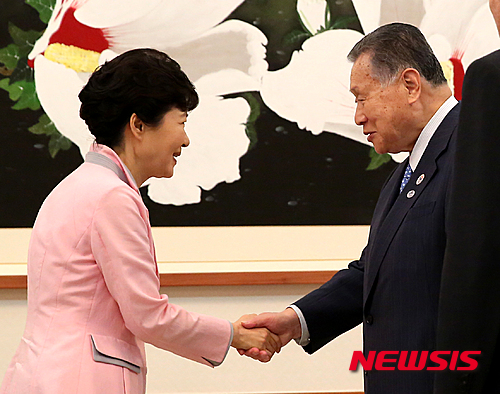 【서울=뉴시스】박주성 기자 = 지난 2015년 6월1일 박근혜 전 대통령이 청와대에서 열린 '한일 현인회의' 대표단을 접견하고 있다. 2015.06.01. park7691@newsis.com