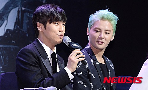 【서울=뉴시스】김인철 기자 = 뮤지컬배우 홍광호(왼쪽)가 1일 오후 서울 서초구 플로팅아일랜드 가빛섬에서 열린 뮤지컬 '데스노트' 기자간담회에서 취재진 질문에 답하고 있다. 2015.06.01. yatoya@newsis.com