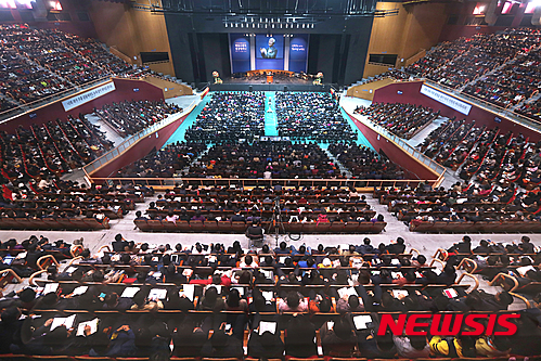 【서울=뉴시스】유희연 기자 = 지난달 31일 시작된 기쁜소식선교회의 ‘박옥수 목사 성경세미나’가 오는 6일까지 열린다. 3일까지 서울 잠실실내체육관, 4일부터는 서초 양재동 기쁜소식 강남교회로 장소를 옮긴다.&nbsp; lovely_jh@newsis.com 